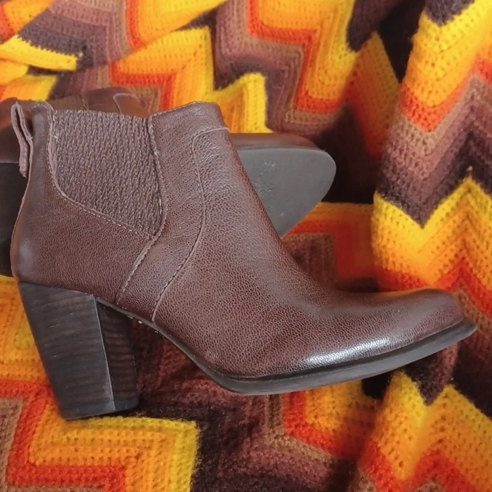 UGG Brown Nubuck Leather Cobie Booties Heeled boots size 8, Excellent Condition - Picture 8 of 9